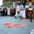 Zahlreiche Menschen feiern den Segnungsgottesdienst für gleichgeschlechtliche Paare vor dem Kölner Dom. - Foto: Sascha Thelen/dpa
