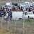 Geflüchtete Menschen versammeln sich in einem von russischen Friedenstruppen errichteten Auffanglager bei Stepanakert in Berg-Karabach (Videostandbild vom 21.09.2023). - Foto: Uncredited/Russian Defense Ministry Press Service/AP
