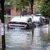 Autos stehen auf einer überfluteten Straße in New York. - Foto: Stefan Jeremiah/AP/dpa