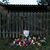 Menschen haben Kerzen, Blumen und ein Stofftier in Gedenken an die tote 14-Jährige vor einen Zaun gelegt. - Foto: Swen Pförtner/dpa