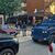 Kosovo-Polizisten durchsuchen ein Restaurant und ein Gebäude im nördlichen Teil der Stadt Mitrovica. - Foto: Radul Radovanovic/AP