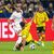 BVB-Kapitän Emre Can versucht Milans Olivier Giroud (l.) den Ball abzugrätschen. - Foto: David Inderlied/dpa