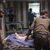 Verletzte in einem Krankenhaus in Idlib. Bei einem Drohnenangriff auf eine Militärakademie in der Stadt Homs wurden Dutzende Menschen getötet. - Foto: Uncredited/Syrian Civil Defense White Helmets/AP