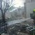 Israelische Feuerwehrleute löschen ein Feuer, nachdem eine aus dem Gazastreifen abgefeuerte Rakete ein Haus im Süden Israels getroffen hat. - Foto: Tsafrir Abayov/AP