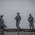 Israelische Soldaten auf der Suche nach Verdächtigen in einem Grenzort. - Foto: Ilia Yefimovich/dpa