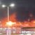 Flammen schlagen aus der obersten Etage eines mit vielen Autos besetzten Parkhauses am Londoner Flughafen Luton (Screenshot aus einem bei X geposteten Video). - Foto: @Soriyn23/PA Media/dpa