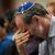 Ein Mann wischt sich während einer Solidaritäts-Veranstaltung für Israel im texanischen Houston Tränen aus dem Gesicht. - Foto: Jon Shapley/Houston Chronicle/AP/dpa