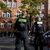 Polizisten stehen vor der Schule in Berlin-Neukölln. - Foto: Joerg Carstensen/dpa