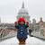 Ein Darsteller im Kostüm des Paddington-Bär  auf der Millenium-Brücke vor der Kuppel der St.-Pauls-Kathedrale in London. - Foto: Frank Augstein/AP/dpa