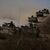 Israelische Panzer fahren auf die Grenze zum Gazastreifen im Süden Israels zu. - Foto: Ariel Schalit/AP/dpa