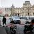 Die Polizei hatte den Bereich um den Louvre in Paris am Samstag mit Flatterband abgesperrt. - Foto: Thomas Padilla/AP/dpa