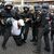Polizisten halten am Rande der Pro-Palästina-Demo in Frankfurt am Main einen Teilnehmer fest. - Foto: Boris Roessler/dpa