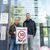 Christian Kronbitter (l) und Erich Maier vor dem Verwaltungsgericht in Freiburg mit einem «Freiwillig 30»-Schild. - Foto: Silas Stein/dpa