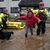 Ein Rettungsmitarbeiter hilft einer  Bewohnerin aus einem Haus, während der Sturm «Babet» über das Land fegt. - Foto: Andrew Milligan/PA Wire/dpa