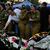 Trauernde versammeln sich um die Gräber von Yam Goldstein und ihrem Vater Nadav, die am 7. Oktober in ihrem Haus im Kibbuz Kfar Aza von Hamas-Mitgliedern ermordet wurden. Der Rest der Familie wird vermutlich in Gaza als Geiseln gehalten. - Foto: Ariel Schalit/AP/dpa
