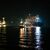 Das Frachtschiff «Polesie» wird in der Nacht von zwei Schleppern an den Kai der Seebäderbrücke gezogen. - Foto: Jonas Walzberg/dpa