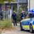 Polizisten stehen vor der kinder- und jugendpsychiatrischen Einrichtung, in der ein 14-Jähriger einen Siebenjährigen sowie ein 63-Jährigen angegriffen haben soll. - Foto: André Baumgarten/Mediengruppe Bayern /dpa