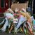 Blumen und Botschaften im Gedenken an  Matthew Perry vor dem «Friends»-Haus in New York. - Foto: Christina Horsten/dpa