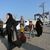 Palästinenserinnen und Palästinenser am Grenzübergang Rafah. - Foto: Hatem Ali/AP