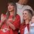 Die Musikerin Taylor Swift (l) jubelt neben Brittany Mahomes vor dem Beginn eines Spiels. - Foto: Charlie Riedel/AP/dpa