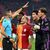 Schiedsrichter Antonio Nobre (l) mit Galatasarays Lucas Torreira (M) sowie Bayerns Spieler Min-Jae Kim (2.v.r) und Leon Goretzka. - Foto: Sven Hoppe/dpa