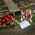 Blumen und Kerzen liegen vor der Waldbachschule in Offenburg. Die Sonderkommission «Mühlbach» ermittelt in dem Fall. - Foto: Philipp von Ditfurth/dpa