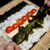 Ein Koch bereitet in der Küche des Restaurants Moto Kitchen Sushi mit Grünkohl, Tomaten und Feta zu. - Foto: Hauke-Christian Dittrich/dpa