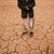 Auf diesem Feld hatte Bauer Abdul Haqim früher Weizen anbaute, um seine Familie zu ernähren. Eine schwere Dürre hat die ohnehin schon verzweifelte Lage in Afghanistan dramatisch verschlimmert. Der Boden auf diesem Feld ist total ausgetrocknet. - Foto: Mstyslav Chernov/AP/dpa