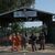 Polizisten versammeln sich am Eingang des Atteridgeville-Gefängnisses, in dem der ehemalige Spitzensportler Pistorius einsitzt. - Foto: Tsvangirayi Mukwazhi/AP/dpa