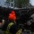 Spuren der Ausschreitungen in Dublin. Ein Arbeiter steht vor einer ausgebrannten Straßenbahn. - Foto: Brian Lawless/PA Wire/dpa