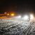 Autofahrer sind auf einer verschneiten Straße bei Niedernhausen (Hessen) unterwegs. - Foto: Jörg Halisch/dpa
