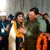 Pushkar Singh Dhami (r), Ministerpräsident von Uttarakhand, begrüßt einen Arbeiter, der aus dem eingestürzten Tunnel gerettet wurde. - Foto: Uncredited/UTTARAKHAND STATE DEPARTMENT OF INFORMATION AND PUBLIC RELATIONS/AP/dpa