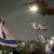 Menschen schwenken in Petach Tikwa israelische Fahnen, während ein Hubschrauber mit Geiseln, die von der Hamas aus dem Gazastreifen freigelassen wurden, landet (Archivbild). - Foto: Leo Correa/AP/dpa