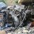 Die Überreste eines Fahrzeugs liegen vor dem zerstörten indonesischen Krankenhaus in Beit Lahia im Gazastreifen. - Foto: Mohammed Alaswad/APA Images via ZUMA Press Wire/dpa
