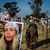 Israelische Soldatinnen stehen zwischen Fotos getöteter Israelis am Ort des Massakers beim Re'im-Musikfestival in der Negev-Wüste. - Foto: Ilia Yefimovich/dpa