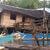 Ein beschädigtes Haus in der Stadt Hinatuan. - Foto: Uncredited/LGU HINATUAN/dpa