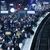 Zahlreiche Reisende warten auf einem vollem Bahnsteig am Hamburger Hauptbahnhof auf ihre Züge. Sturmtief «Zoltan» sorgt im Fernverkehr der Deutschen Bahn für Ausfälle und Verspätungen. - Foto: Bodo Marks/dpa