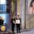 Kiana (l) und Ali Rahmani halten die Medaille und die Urkunde während der Verleihung des Friedensnobelpreises 2023 im Rathaus von Oslo. Die Zwillinge nehmen den Friedensnobelpreis stellvertretend für ihre inhaftierte Mutter entgegen. - Foto: Fredrik Varfjell/NTB/dpa