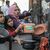 Menschen bitten an einer Essensausgabe in Rafah um Lebensmittel. - Foto: Mohammed Talatene/dpa
