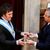 Javier Milei (l) erhält den Präsidentenstock von seinem Amtsvorgänger Alberto Fernandez. - Foto: Natacha Pisarenko/AP/dpa