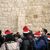Heiligabend im vergangenen Jahr: Touristen - einige mit Weihnachtsmützen - stehen in Bethlehem vor der Geburtskirche Schlange. - Foto: Maya Alleruzzo/AP/dpa