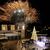 Ein Feuerwerk explodiert am Himmel über Bethlehem. Das Heilige Land zieht zu Weihnachten normalerweise zahlreiche Touristen aus aller Welt an. - Foto: Mosab Shawer/APA Images via ZUMA Wire/dpa