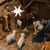 Krippe mit dem Jesuskind mit Ochs, Esel und Schafen. - Foto: Friso Gentsch/dpa
