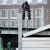 Mitarbeiter der Stadt schließen in Düsseldorf das Tor zum Alten Hafen. Über Weihnachten soll das Hochwasser mit steigendem Rheinpegel zurückkommen. - Foto: Rolf Vennenbernd/dpa