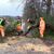 Einsatzkräfte der Feuerwehr zersägen in Lotte-Wersen im Tecklenburger Land (NRW) einen auf die Straße gestürzten Baum. - Foto: David Poggemann/NWM-TV/dpa