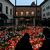 Trauernde legen Blumen und Kerzen für die Opfer der tragischen Schusswaffenattacke an der Philosophischen Fakultät der Karls-Universität nieder. - Foto: Denes Erdos/AP/dpa