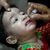 Ein Gesundheitshelfer verabreicht einem Kind einen Polio-Impfstoff. - Foto: K.M. Chaudary/AP/dpa