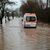 Ein Krankenwagen fährt über eine von Hochwasser überflutete Straße nach Windehausen in Thüringen. - Foto: Stefan Rampfel/dpa