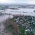 Hochwasser umfließt die Ortschaft Ruthe im Landkreis Hildesheim. - Foto: Julian Stratenschulte/dpa