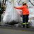 Ehrenamtliche Einsatzkräfte der Feuerwehr und des Technischen Hilfswerks (THW) bauen einen Mobildeich mit Sandsäcken auf, um ein Wohngebiet in Meppen unweit der Ems zu sichern. - Foto: Lars Penning/dpa